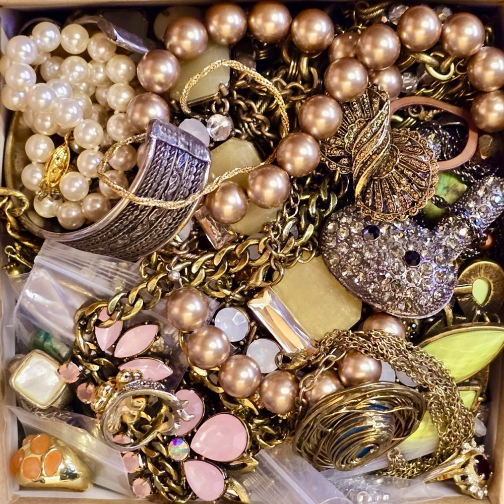 ⚜️ 2 LB Elegant Gold & Silver Jewelry Lot | Necklaces, Earrings, Brooches ⚜️ - Picture 3 of 8